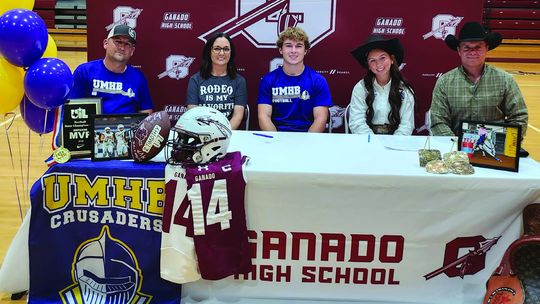 Hayden signs to UMHB