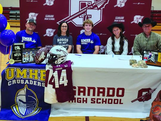 Hayden signs to UMHB